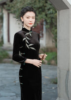 Bamboo leaf embroidery on the black velvet qipao bodice