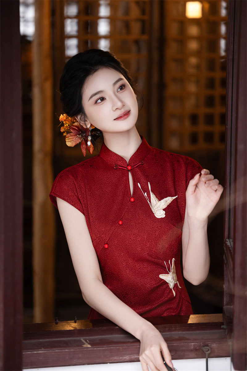 Mandarin collar, knotted buttons and cap sleeve on the red qipao