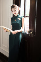 Gold crane embroidery and keyhole mandarin collar on the green qipao