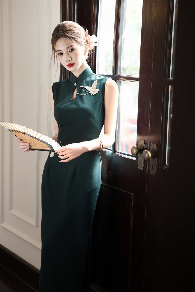 Gold crane embroidery and keyhole mandarin collar on the green qipao
