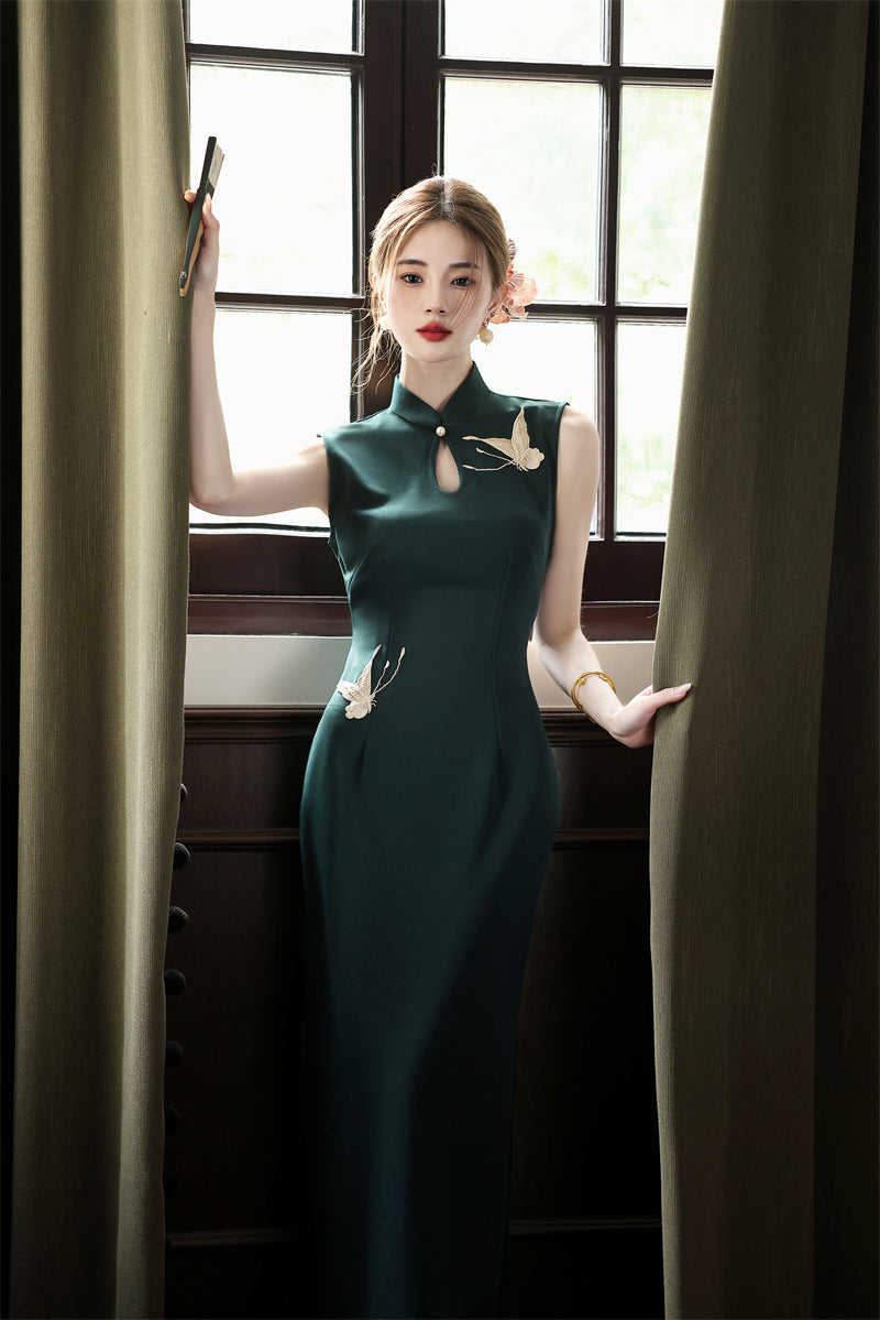 Deep green sleeveless qipao, full length