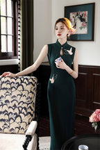 Deep green crane qipao seated